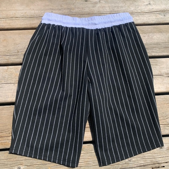 SikSilk Men’s Pinstripe Shorts Size M Black White Elastic Waist - Picture 2 of 5
